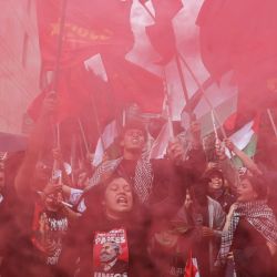 Los manifestantes aparecen envueltos en humo rojo proveniente de bengalas durante una protesta contra el gobierno del presidente colombiano Abelardo de la Espriella, en Bogotá, en el marco de una jornada nacional de manifestaciones convocada por sindicatos, organizaciones de docentes, grupos estudiantiles y sectores de la oposición. | Foto:Andrea Ariza / AFP