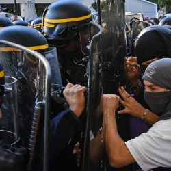 Manifestantes se enfrentan a agentes de la policía antidisturbios durante una protesta de estudiantes de secundaria en Montpellier, en el sur de Francia, en el marco de una movilización nacional de estudiantes de secundaria por las condiciones de estudio. | Foto:Sylvain Thomas / AFP