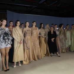 Nuria Bueno presentó ANTEA, su colección de Alta Costura Primavera-Verano 2027, en el Hotel Casa Lucía. Inspirada en la naturaleza, la propuesta combinó escultura textil, flores realizadas artesanalmente, volúmenes y una paleta de colores que dio vida a un jardín imaginario sobre la pasarela.