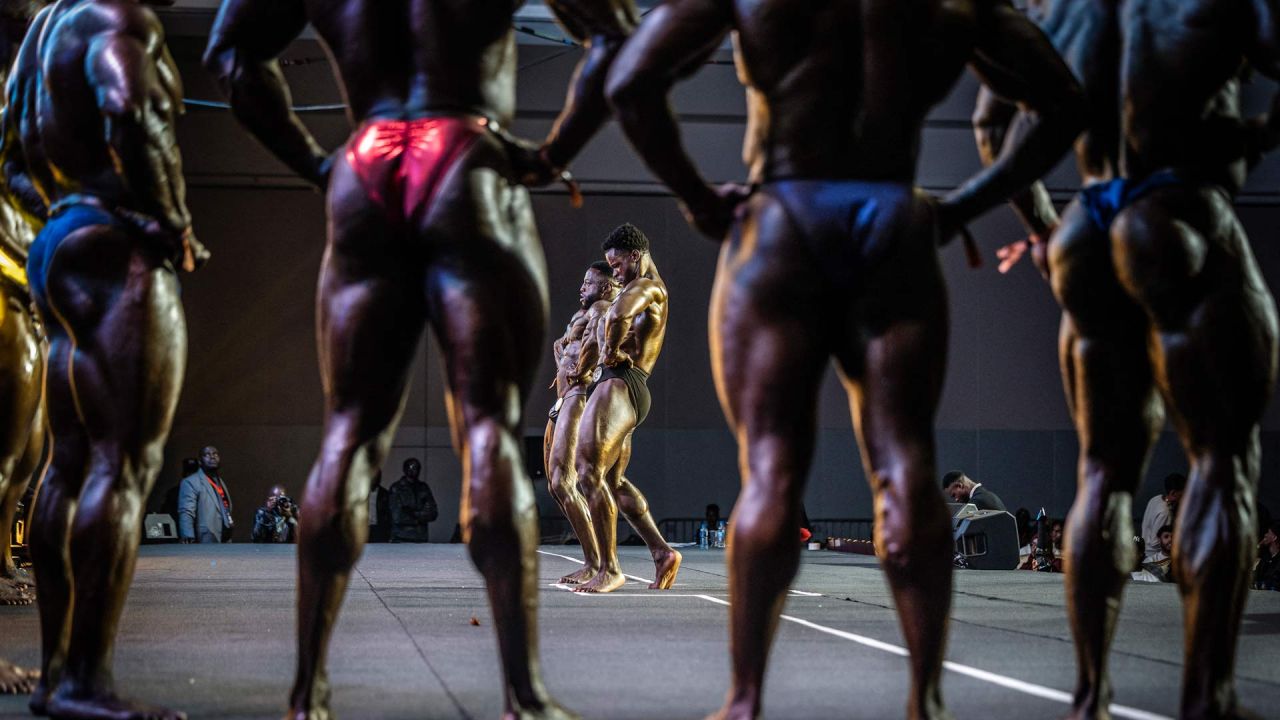 Competidores de la categoría de culturismo masculino "Open" posan sobre el escenario durante el Body Fuel International Fitness Championship 2026, celebrado en Nairobi. | Foto:LUIS TATO / AFP