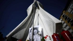 Fieles de distintas partes del mundo rezan por la recuperación del papa León XIV