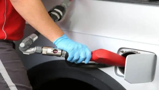 RDI: la nafta subió un 23% en dólares en Argentina y mientras que en el resto de la región tienen combustibles más baratos