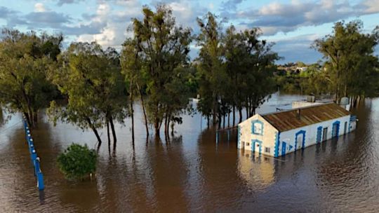 La crecida del río Paraná avanza sobre las casas, afecta a 2.000 personas en Paraguay y deja tres desaparecidos en Santa Fe