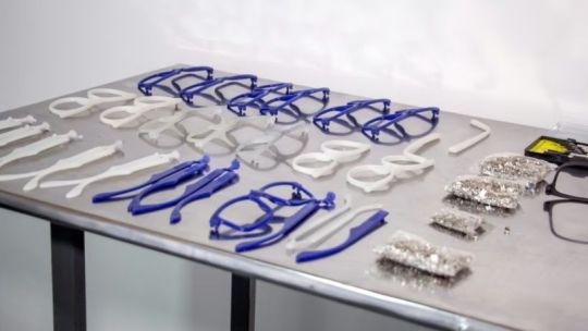 "Con 12 tapitas podés ayudar a ver a otra persona”: la iniciativa que transforma plástico en anteojos gratuitos