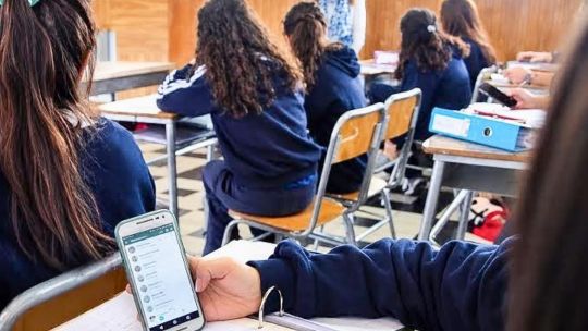 Impulsada por Quintela, La Rioja sancionó una ley para regular el uso de celulares en las escuelas