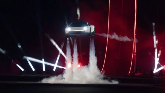 RDC: Tesla presentó un deportivo con tecnología inspirada en cohetes y anunció su producción para 2028
