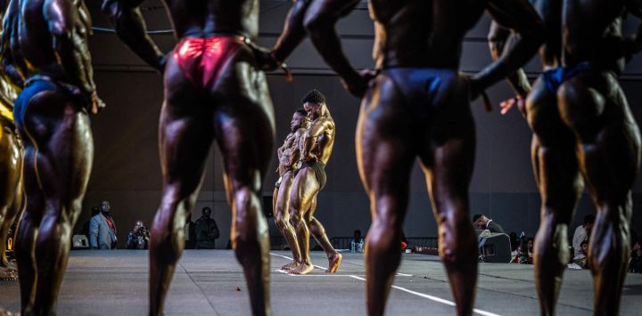 Competidores de la categoría de culturismo masculino "Open" posan sobre el escenario durante el Body Fuel International Fitness Championship 2026, celebrado en Nairobi.