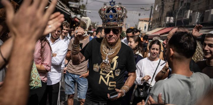 Eitan Shvili (centro), también conocido como "Rey Sharshar" y líder del partido político del mismo nombre, camina por el mercado Mahane Yehuda de Jerusalén. Israel acudirá a las urnas el 27 de octubre para celebrar sus primeras elecciones desde el ataque liderado por Hamás el 7 de octubre de 2023, en unos comicios que se perciben como un referéndum sobre la figura del primer ministro.