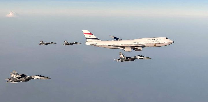 Esta imagen facilitada por el Palacio Presidencial de Indonesia, muestra el avión del presidente de Egipto, Abdel Fattah Al-Sisi, escoltado por cazas Sukhoi SU-27, SU-30 y F-16 de la Fuerza Aérea de Indonesia, mientras se dirige a la base aérea de Halim Perdanakusuma, en Yakarta. El presidente egipcio, Abdel Fattah Al-Sisi, visitó Indonesia para reunirse con el presidente Prabowo Subianto tras concluir sus visitas a Corea del Sur y Malasia.