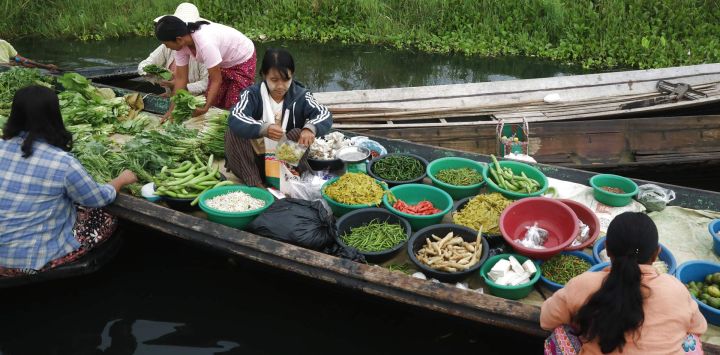 Imagen de comerciantes vendiendo alimentos en un mercado flotante en el lago Inle, en el municipio de Nyaungshwe, en el estado de Shan, Myanmar.