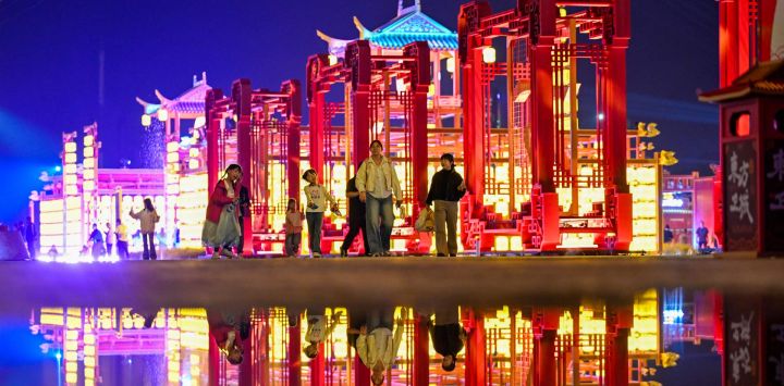 Imagen de personas visitando la Acrópolis del Este, en la Nueva Área de Binhai de Tianjin, en el norte de China.