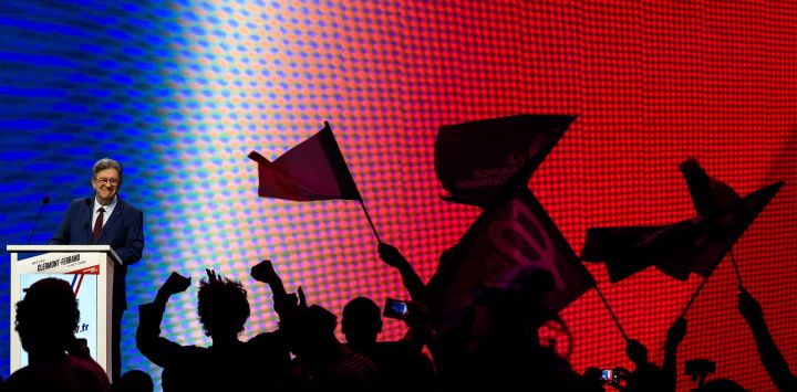 Jean-Luc Mélenchon, candidato del partido de izquierda La Francia Insumisa (LFI) a las elecciones presidenciales francesas de 2027, pronuncia un discurso durante un mitin de campaña en la sala de conciertos Zénith, en Cournon-d’Auvergne.