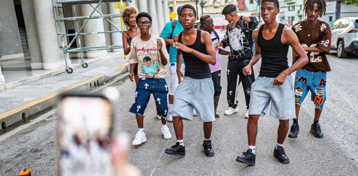 Jóvenes bailarines callejeros ensayan una coreografía cerca del Paseo del Prado, en La Habana. Cuando los apagones convierten a La Habana en una ciudad fantasma, algunos jóvenes buscan refugio en partidas de dominó o en encuentros improvisados. En una Cuba marcada por la emigración y la crisis económica, salir, hacer amigos y divertirse se han convertido también en un desafío.
