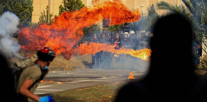 Manifestantes lanzan un cóctel molotov contra una unidad policial durante una protesta antigubernamental en el centro de Tirana, en el marco de unas movilizaciones que continúan por tercer día consecutivo debido a las condiciones en las universidades y a la exigencia de la dimisión del primer ministro albanés, Edi Rama. Esta última manifestación se produce tras dos noches de violencia en la capital, durante las cuales se registraron enfrentamientos entre manifestantes y la policía antidisturbios; las fuerzas de seguridad emplearon cañones de agua y gases lacrimógenos, mientras que los manifestantes causaron daños en oficinas gubernamentales y comercios, además de incendiar varios edificios.