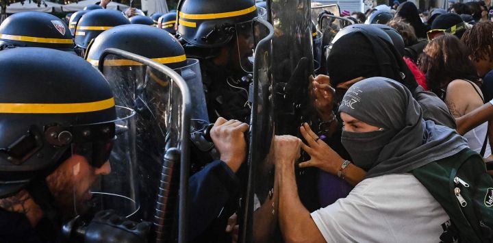 Manifestantes se enfrentan a agentes de la policía antidisturbios durante una protesta de estudiantes de secundaria en Montpellier, en el sur de Francia, en el marco de una movilización nacional de estudiantes de secundaria por las condiciones de estudio.