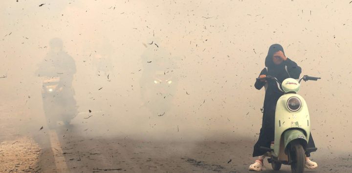 Unos conductores circulan entre el humo de un incendio en la localidad de Sungai Tabuk, en la regencia de Banjar (provincia de Kalimantan del Sur). Una bruma tóxica ha cubierto partes de Indonesia, Malasia y Singapur durante semanas, mientras Yakarta lucha por contener los incendios que han arrasado grandes extensiones de Borneo y Sumatra, propagando el humo por toda la región.
