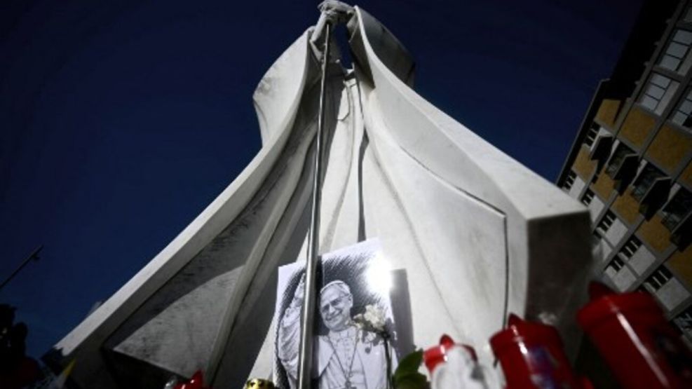 Fieles de distintas partes del mundo rezan por la recuperación del papa León XIV