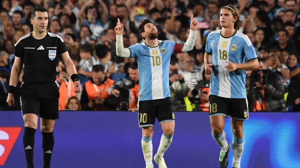 Messi y Nico Paz