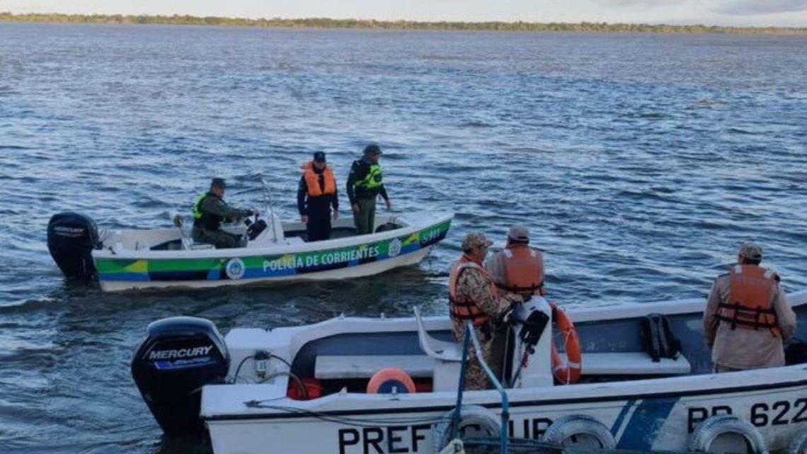 Corrientes: en medio del desastre de las inundaciones, buscan a peones desaparecidos en el Paraná Corrientes: en medio del desastre de las inundaciones, buscan a peones desaparecidos en el Paraná
