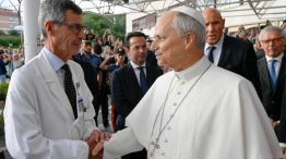 El cirujano Stefano Margaritora saluda al Papa León XIV.