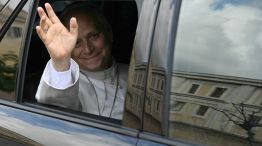 León XIV, dejando el policlínico Gemelli en Roma.