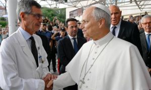 El cirujano Stefano Margaritora saluda al Papa León XIV.
