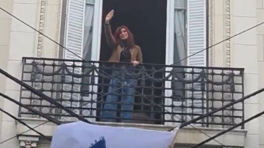 Con asado en la vereda y la militancia que pidió su libertad, Cristina Kirchner salió al balcón de San José 1111