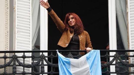 Con asado en la vereda y la militancia que pidió su libertad, Cristina Kirchner salió al balcón de San José 1111