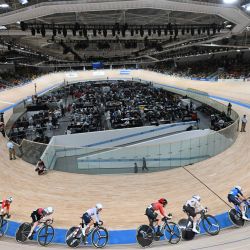 Atletas compiten en la prueba de puntuación femenina durante el Campeonato Mundial de Ciclismo en Pista de la UCI de 2026, en el Velódromo de Shanghái. | Foto:JADE GAO / AFP