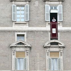 El Papa León XIV se dirige a la multitud desde la ventana del palacio apostólico que da a la plaza de San Pedro durante el rezo del Ángelus, un día después de su regreso al Vaticano tras una intervención quirúrgica para extirpar un tumor canceroso en su pulmón derecho. | Foto:Tiziana Fabi / AFP