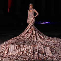 El Tapiz de Bayeux aparece exhibido en un vestido, presentado en la alfombra roja durante el "British Museum Ball 2026" en Londres. | Foto:CARLOS JASSO / AFP