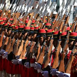 Miembros de una guardia de honor permanecen de pie durante una ceremonia de bienvenida al presidente de Bolivia, Rodrigo Paz, y al presidente de Chile, José Antonio Kast, en la plaza Murillo, en La Paz. | Foto:AIZAR RALDES / AFP