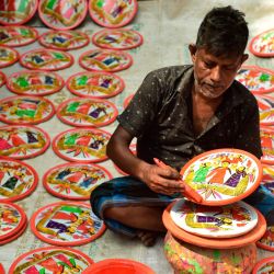 Un artesano elabora un tradicional "Lakshmi Sara", en el distrito de Munshiganj, Bangladesh. El Lakshmi Sara es un plato redondo de barro, decorado habitualmente con imágenes de la diosa hindú Lakshmi y otros motivos, que se utiliza en rituales religiosos. | Foto:Xinhua/Habibur Rahman