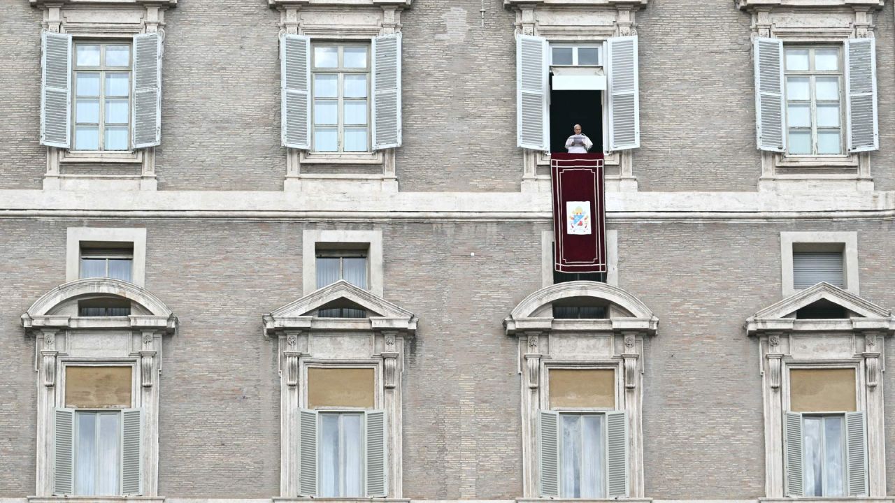 El Papa León XIV se dirige a la multitud desde la ventana del palacio apostólico que da a la plaza de San Pedro durante el rezo del Ángelus, un día después de su regreso al Vaticano tras una intervención quirúrgica para extirpar un tumor canceroso en su pulmón derecho. | Foto:Tiziana Fabi / AFP