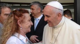 Alicia Barrios junto al papa Francisco.