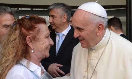 Alicia Barrios junto al papa Francisco.