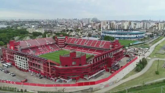 A seis cuadras y separados por una rivalidad centenaria: la historia detrás de los estadios de Racing e Independiente