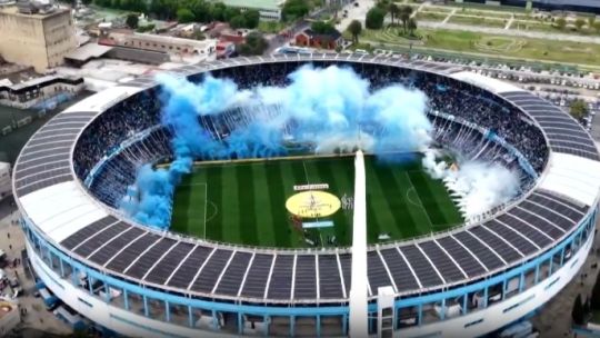 El imponente recibimiento de la hinchada de Racing en el clásico ante Independiente