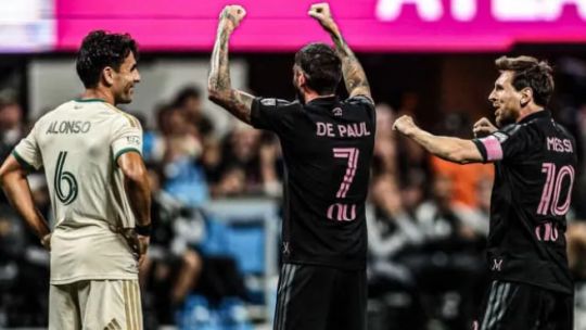 "Todavía estás girando": el picante cruce de Messi y De Paul con Junior Alonso