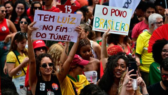 Lula aumentó el monto y adelantó el pago de los subsidios a las familias para contener la paridad con Flávio Bolsonaro