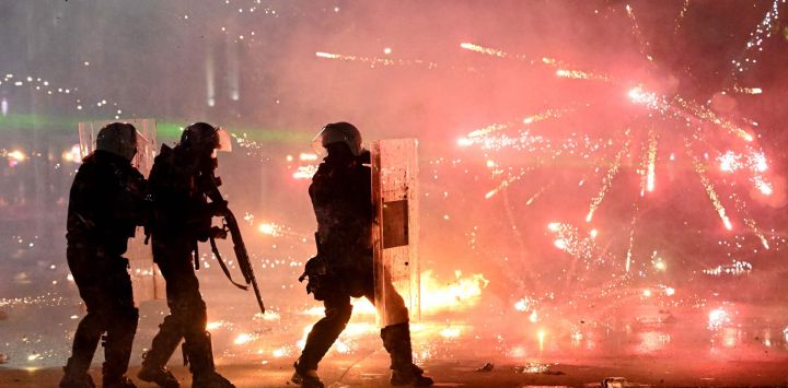 Agentes de la policía antidisturbios se ponen a cubierto mientras los manifestantes lanzan un cóctel molotov durante una protesta antigubernamental en el centro de Tirana; las manifestaciones continuaron por sexto día consecutivo debido a las condiciones en las universidades y a la exigencia de la dimisión del primer ministro de Albania. La policía albanesa empleó cañones de agua y gases lacrimógenos en el sexto día de violentas protestas antigubernamentales, mientras el primer ministro rechazaba la exigencia de los manifestantes de que renunciara a su cargo.