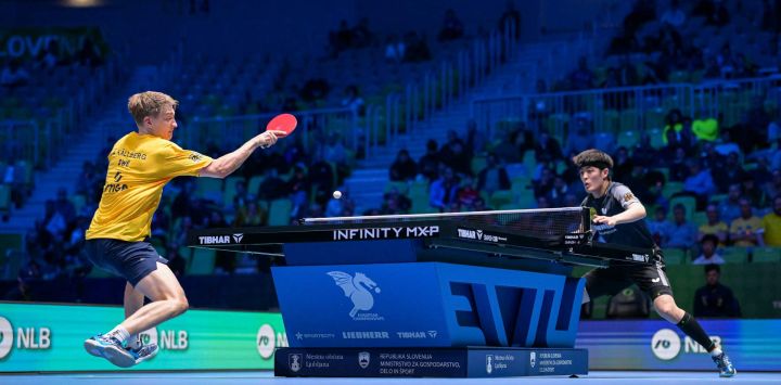 Anton Kallberg de Suecia compite contra Dang Qiu de Alemania durante la semifinal masculina individual del Campeonato Europeo de Tenis de Mesa Individual ETTU 2026 en el Arena Stozice en Ljubljana, Eslovenia.