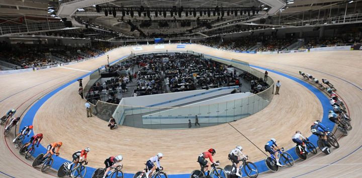 Atletas compiten en la prueba de puntuación femenina durante el Campeonato Mundial de Ciclismo en Pista de la UCI de 2026, en el Velódromo de Shanghái.