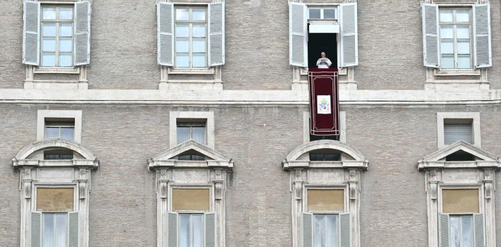 El Papa León XIV se dirige a la multitud desde la ventana del palacio apostólico que da a la plaza de San Pedro durante el rezo del Ángelus, un día después de su regreso al Vaticano tras una intervención quirúrgica para extirpar un tumor canceroso en su pulmón derecho.