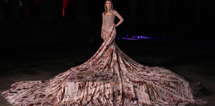 El Tapiz de Bayeux aparece exhibido en un vestido, presentado en la alfombra roja durante el "British Museum Ball 2026" en Londres.