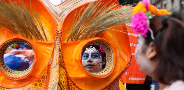 Imagen de una escena del 18° Desfile y Concurso de Alebrijes Monumentales del Museo de Arte Popular, en la Ciudad de México, capital de México. Los alebrijes son esculturas de arte popular, de colores vivos, que representan criaturas fantásticas.