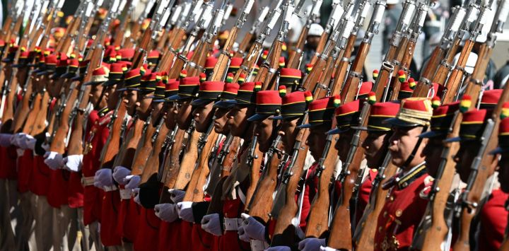 Miembros de una guardia de honor permanecen de pie durante una ceremonia de bienvenida al presidente de Bolivia, Rodrigo Paz, y al presidente de Chile, José Antonio Kast, en la plaza Murillo, en La Paz.