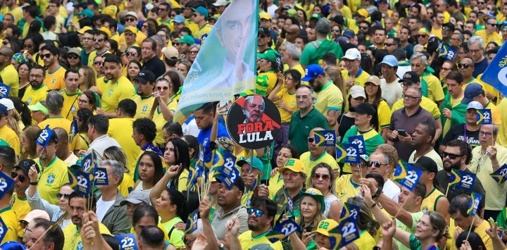 Partidarios del senador derechista brasileño y candidato presidencial del Partido Liberal (PL), Flavio Bolsonaro, asisten a un mitin en la Avenida Paulista, en São Paulo (Brasil), de cara a la segunda vuelta de las elecciones presidenciales.