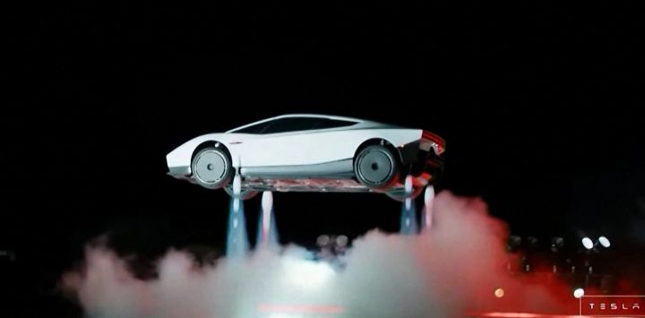 Captura de pantalla tomada a partir de una transmisión en directo difundida por Tesla, que muestra la presentación de la nueva generación del automóvil eléctrico Roadster de la compañía, en McGregor, Texas, Estados Unidos.