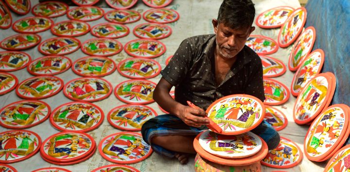 Un artesano elabora un tradicional "Lakshmi Sara", en el distrito de Munshiganj, Bangladesh. El Lakshmi Sara es un plato redondo de barro, decorado habitualmente con imágenes de la diosa hindú Lakshmi y otros motivos, que se utiliza en rituales religiosos.